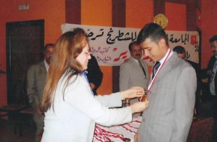 نائبة رئيس الاتحاد العربي تقلد محمد جميل الميدالية