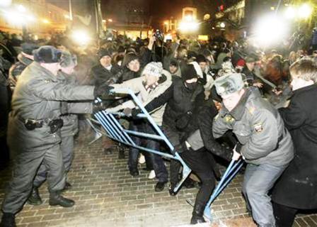 أفراد شرطة يشتبكون مع متظاهرين خلال مسيرة بوسط موسكو يوم الاثنين.  رويترز