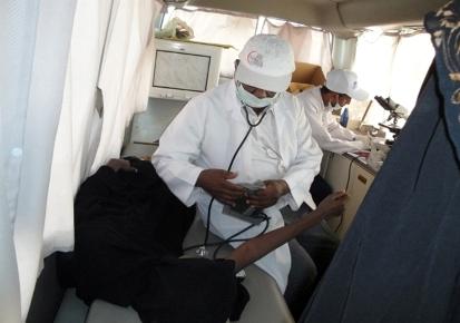 احدى النازحات تتلقى الخدمة الطبية في المخيمات