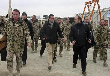وزير الدفاع الألماني كارل تودور تسو جوتنبرج وسط الجنود الألمان في قندوز بأفغانستان يوم 11 ديسمبر كانون  2009 .