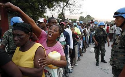 سكان يصطفون للحصول على مساعدات غذائية يوم أمس الأول الخميس في بورت أو برنس