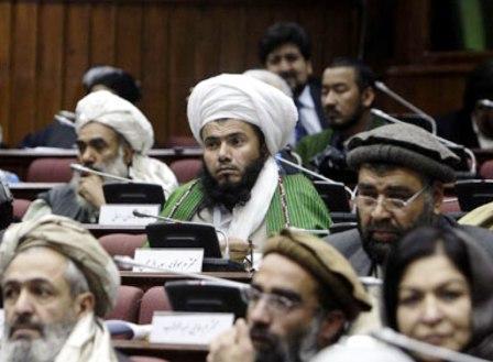 أعضاء بالبرلمان الأفغاني أثناء جلسة إقرار أعضاء الحكومة الجديدة أمس
