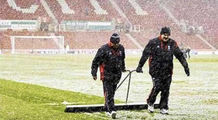 الثلوج تغطي احد الملاعب