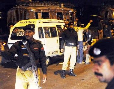 قوات الأمن شنت عمليات تفتيش وأقامت حواجز بعد تفجير كراتشي الاثنين الماضي