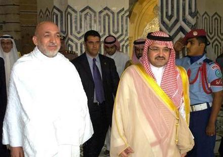 الأمير مشعل بن ماجد بن عبد العزيز محافظ جدة خلال استقباله الرئيس الأفغاني حامد كرزاي (إلى اليسار) في مطار جدة يوم أمس الثلاثاء.