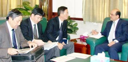 أمير العيدروس خلال لقائه مدير عام مؤسسة (ال ان جي ) اليابانية