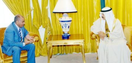 الأمير خليفة بن سلمان رئيس وزراء مملكة البحرين يلتقي حسن اللوزي وزير الإعلام