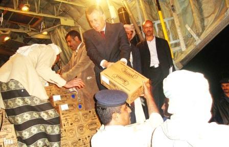 اثناء انزال المساعدات من الطائرة التونسية أمس
