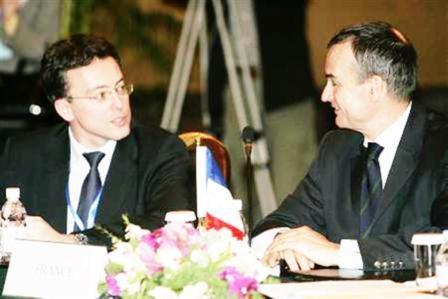 جيرار ارود (إلى اليمين) خلال اجتماع بشأن إيران في شانغهاي