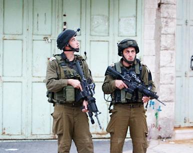 جنديان إسرائيليان أثناء دورية راجلة في الخليل