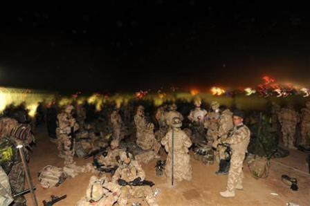 جنود بريطانيون خلال عملية لمهاجمة معاقل طالبان بإقليم هلمند يوم أمس  السبت