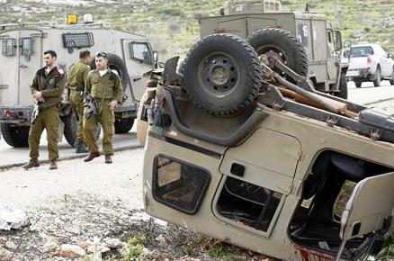 جنود إسرائيليون في موقع الحادث في مدينة نابلس بالضفة الغربية يوم أمس  الأربعاء.