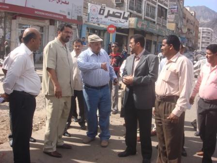 الجفري يتفقد أعمال الرصف في مديرية صيرة