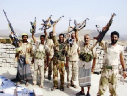 أبطال القوات لمسلحة يلوحون بإشارات النصر على قوى التمرد في صعدة