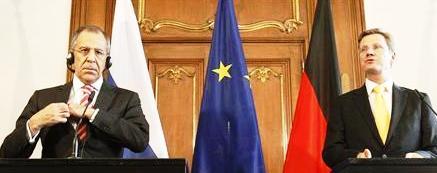 وزير الخارجية الألماني جيدو فسترفيله ونظيره الروسي سيرجي لافروف (الى اليسار مؤتمر صحفي ببرلين يوم أمس  الجمعة.