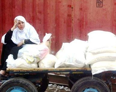 فلسطينية بعد تلقيها إعانة غذائية من الأونروا بمخيم رفح للاجئين جنوب القطاع