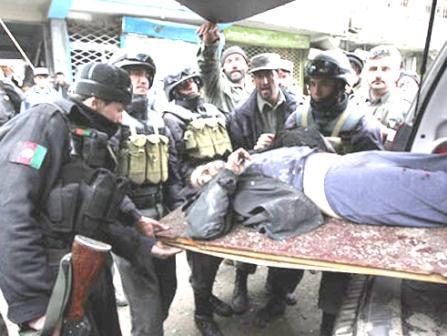 رجال أمن أفغان ينقلون جثة قتيل أجنبي سقط  في هجوم كابل