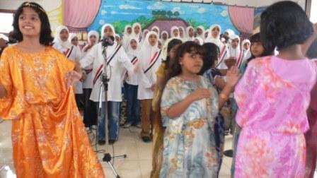 زهرات آزال تتفتح في سماء الوحدة