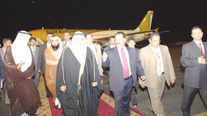 الراعي خلال استقباله الشيخ خليفة بن أحمد الظهراني في مطار صنعاء