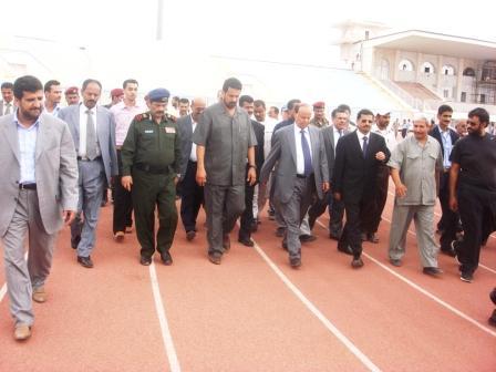 نائب رئيس الجمهورية خلال تفقده المشاريع الرياضية والخدمية في عدن
