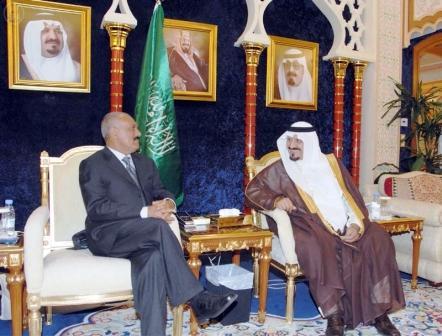 الرئيس علي عبدالله صالح لدى لقائه سمو الأمير سلطان بن عبدالعزيز