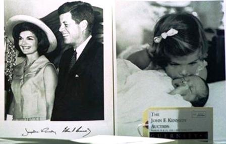 الرئيس الأمريكي الأسبق جون كنيدي وزوجته جاكي وأبناهما جون وكارولين في صورة  من الأرشيف