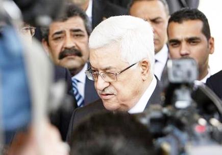 الرئيس الفلسطيني محمود عباس يتحدث لوسائل الإعلام في رام الله بالضفة الغربية