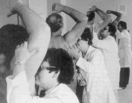 يبدو وكأن الذين في الصورة يقومون بمهمة شم الآباط في تجارب طبية