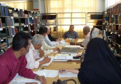 اجتماع لجنة كتاب جامعة عدن في المكتبة المركزية للجامعة بمدينة الشعب