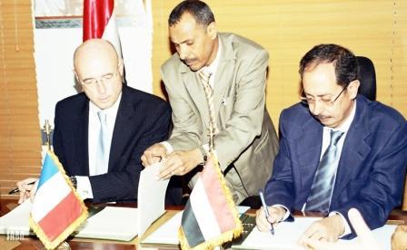 د. الارحبي والسفير الفرنسي أثناء توقيع الاتفاقية
