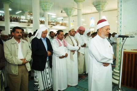 نائب الرئيس يؤدي صلاة الجمعة مع جموع المصلين