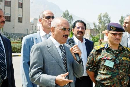 رئيس الجمهورية خلال تفقده معسكر الأمن المركزي