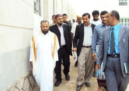 محمد الحميري اثناء زيارة مستشفى مكيراس