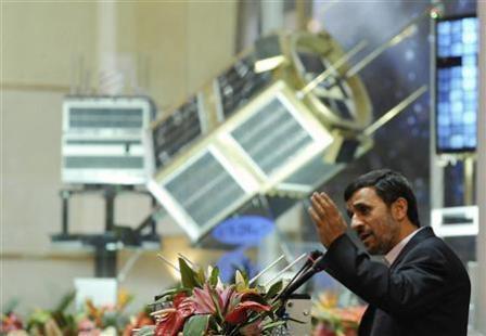 الرئيس الإيراني محمود احمدي نجاد في حفل للكشف عن صاروخ فضائي وأقمار صناعية في طهران يوم أمس  الأربعاء.