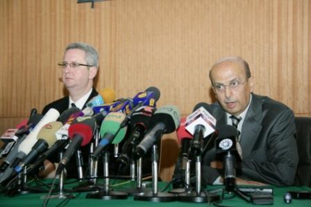 د. القربي مع وزير الدولة للشؤون الخارجية البريطاني في المؤتمر الصحفي أمس