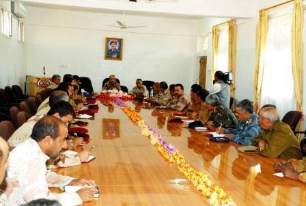 وزير الدفاع لدى لقائه القيادات العسكرية