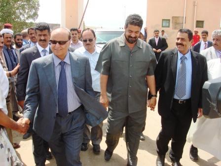 نائب الرئيس يتفقد عدداً من المشاريع في عدن