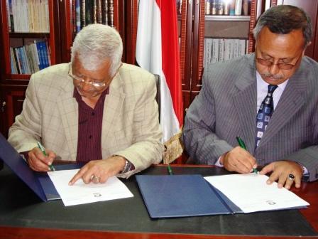 د. بن حبتور ود. ياسين يوقعان عقد استئجار المبنى السابق للجنة المركزية