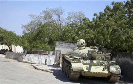 دبابة تابعة لقوات الاتحاد الإفريقي أمام القصر الرئاسي الصومالي في العاصمة مقديشيو