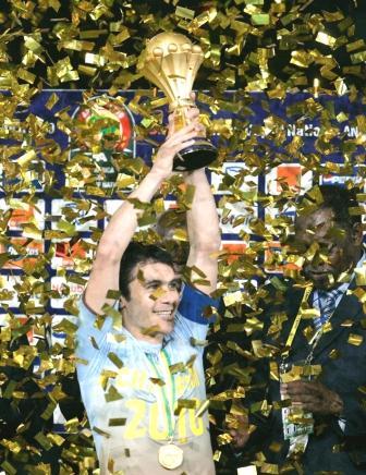 أحمد حسن كابتن مصر يحمل كأس افريقيا