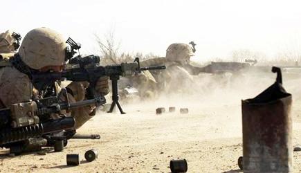 جنود أمريكيون خلال مواجهات مع مسلحي طالبان ببلدة مرجه بإقليم هلمند جنوب افغانستان .