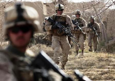 جنود أمريكيون يشاركون في العملية العسكرية ببلدة مرجه في إقليم لمند الأفغاني يوم أمس.