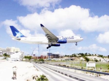 لا يمكن مشاهدة الطائرة بهذه الطريقة الإ في مطار الأميرة جوليانا حيت تمر الطائرة فوق الرؤوس