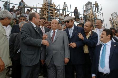 نائب الرئيس يتفقد مشاريع خليجي (20) في أبين