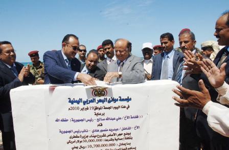 نائب الرئيس يضع الحجر الأساس لميناء سقطرى