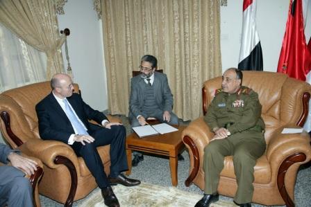 وزير الدفاع مع السفير الفرنسي