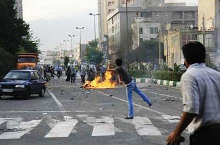 جانب من الاحتجاجات العنيفة بين أنصار المعارضة وشرطة مكافحة الشغب في شوارع العاصمة الإيرانية طهران .