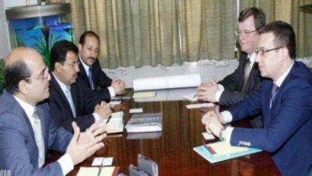 وزير النفط والمعادن يلتقي وفد شركة (جاز بروم)