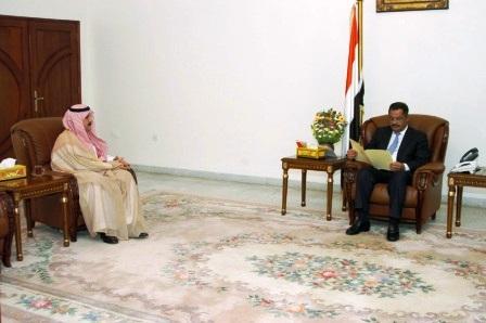 رئيس الوزراء يتسلم رسالة من أخيه ولي العهد السعودي أمس