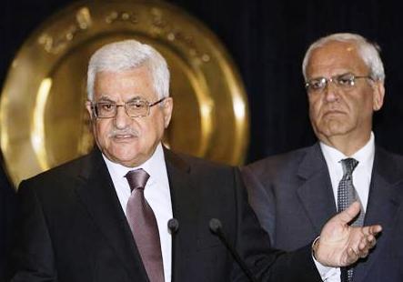 الرئيس الفلسطيني محمود عباس (إلى اليسار) وبجواره صائب عريقات كبير المفاوضين الفلسطينيين في مؤتمر صحفي بشرم الشيخ يوم 9 ديسمبر 2009.